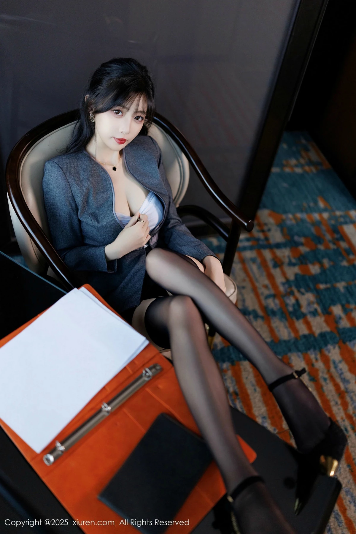 [[XiuRen秀人网]秀人网]No.9957_模特樱桃小阑子性感紫色蕾丝内衣配黑丝吊袜秀曼妙身姿诱惑写真85P
