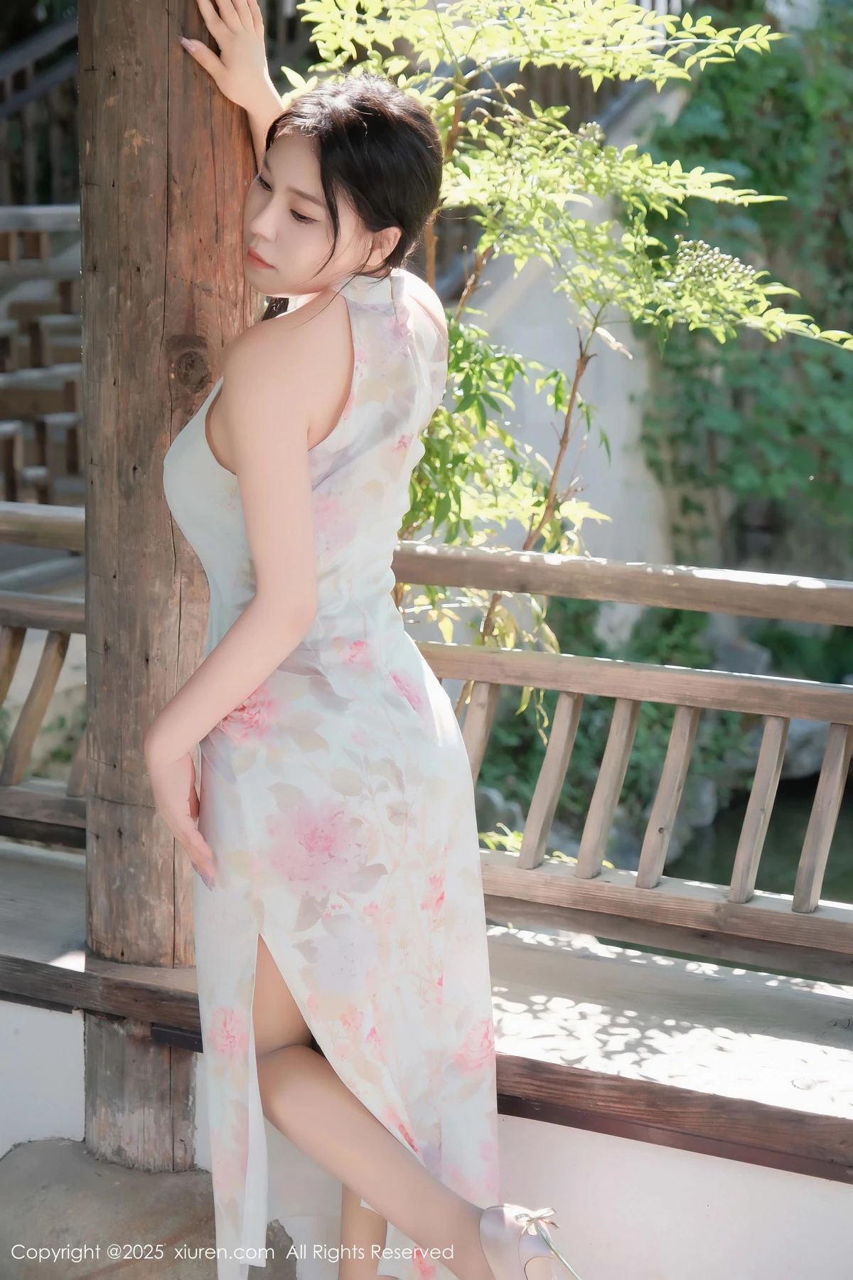 [[XiuRen秀人网]秀人网]No.9893_模特麦田性感浅蓝色旗袍配超薄无内肉丝秀曼妙身姿撩人诱惑写真70P