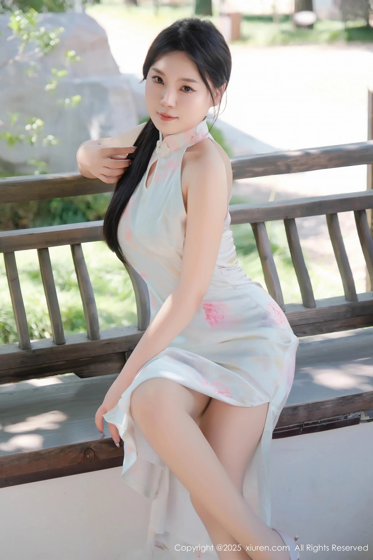[[XiuRen秀人网]秀人网]No.9893_模特麦田性感浅蓝色旗袍配超薄无内肉丝秀曼妙身姿撩人诱惑写真70P