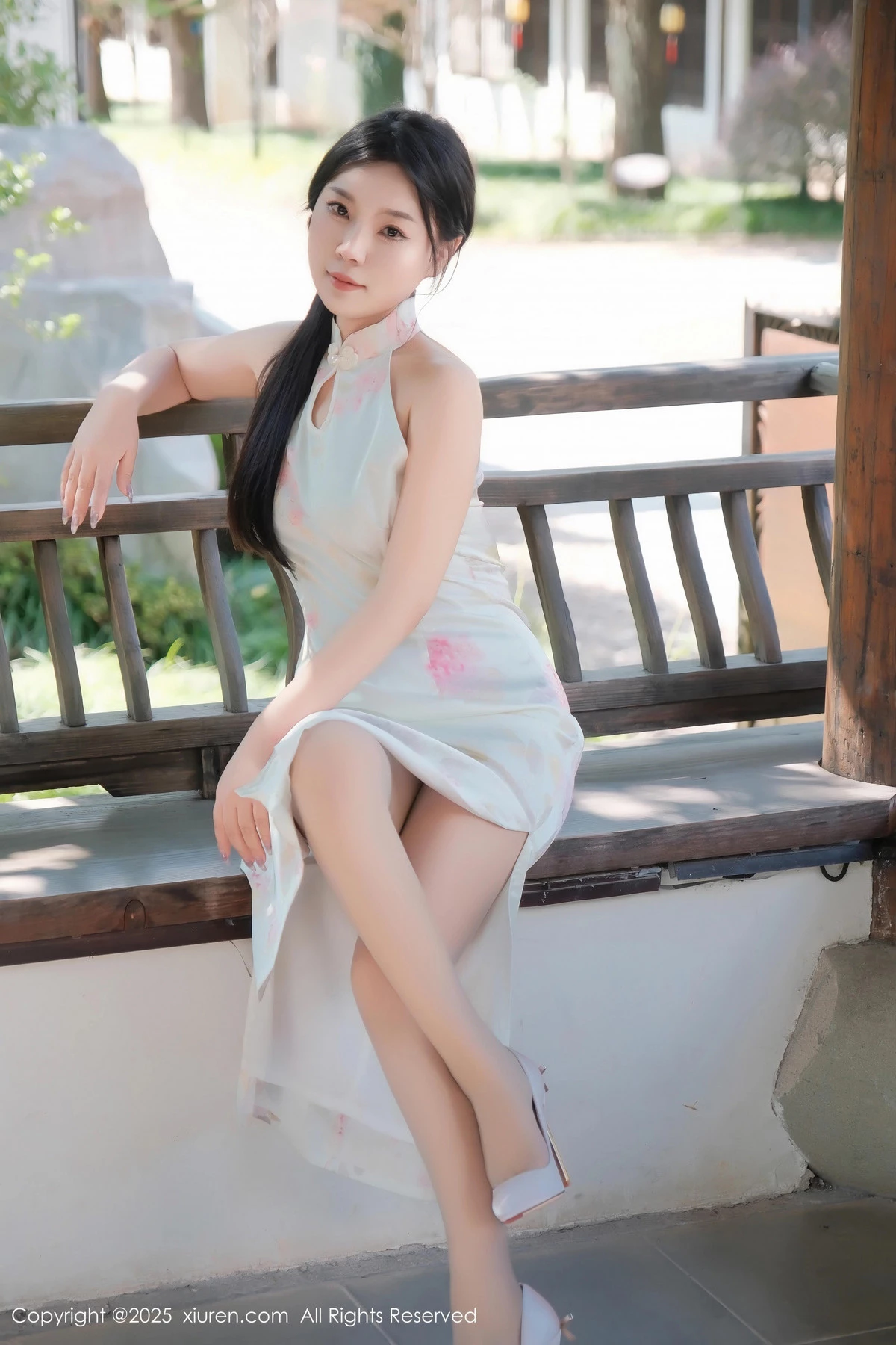 [[XiuRen秀人网]秀人网]No.9893_模特麦田性感浅蓝色旗袍配超薄无内肉丝秀曼妙身姿撩人诱惑写真70P